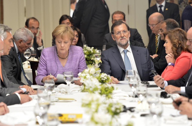 Rajoy junto a la canciller alemana Angela Merkel. | Diego Crespo