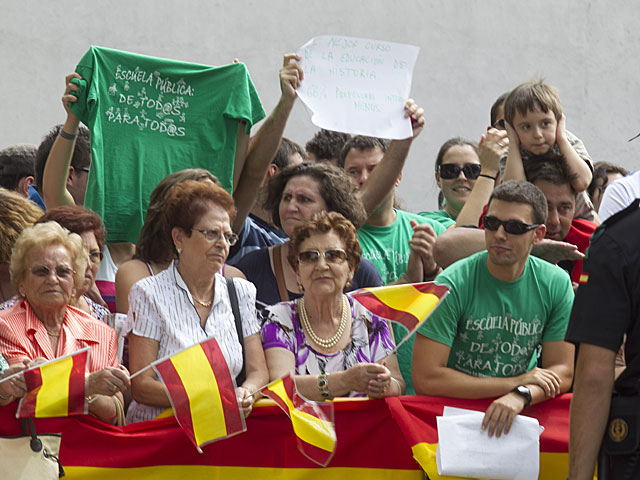 Varias personas, entre ellas manifestantes contra los recortes, esperan frente al colegio. | Alberto Cullar