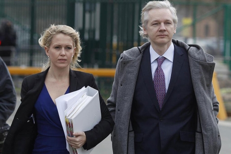 Julian Assange junto a una de sus abogadas en Londres. | Reuters