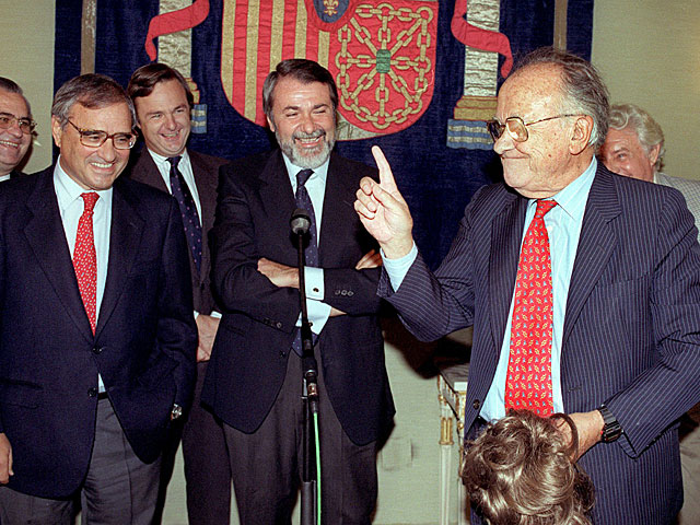 Carrillo muestra a varios diputados, en 1996, la peluca con la que fue detenido. | Manuel H. de León / Efe
