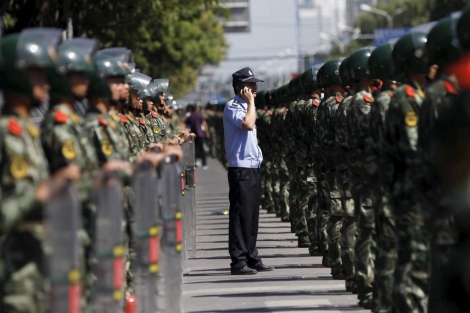 La polica china resguarda la embajada de Japn en Pekn, China. | Efe