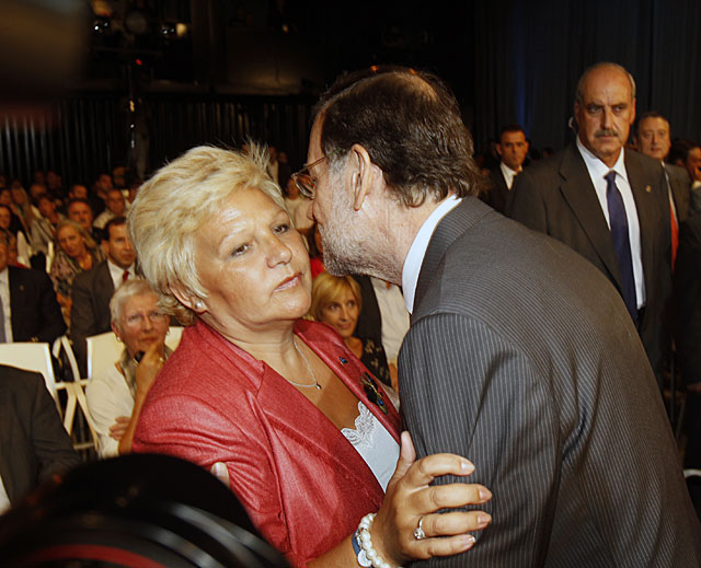 Mariano Rajoy saluda a la presidenta de la AVT, Maria Ángeles Pedraza. | I. Andrés