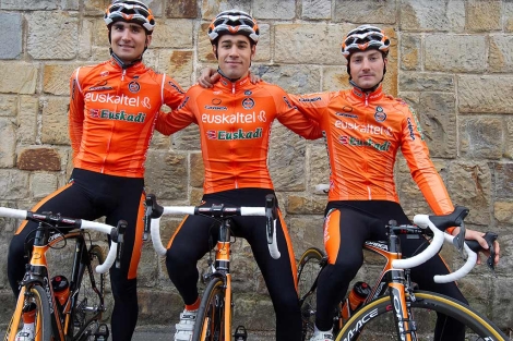 Cabedo, a la izquierda, junto a dos compañeros durante su presentación con el Euskaltel. | Mitxi