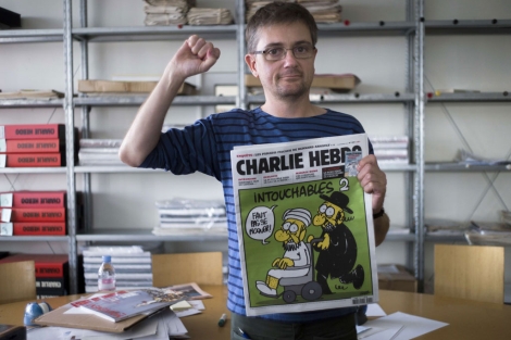 El director de la revista francesa 'Charlie Hebdo' con la publicacin. | Afp