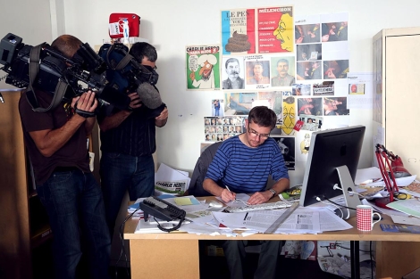 El dibujante Charb, en su mesa de trabajo.| Afp