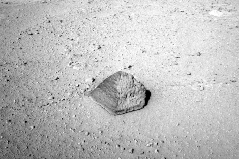 Roca con forma de pirmide captada por el Curiosity. | NASA