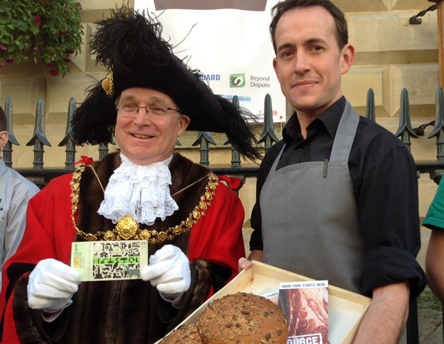 El alcalde de Bristol y un panadero de la localidad posan con una libra local. | C.F.