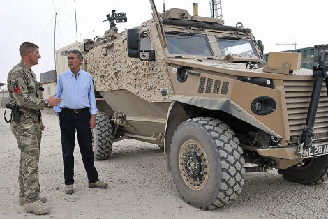 El ministro de Defensa britnico visita a las tropas en Afganistn, el 13 de septiembre. | Efe