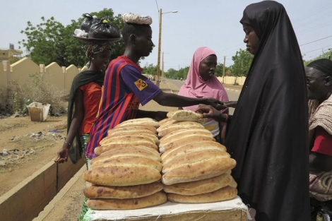 Una mujer compra pan en Gao (Mali). | Reuters