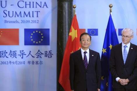 El primer ministro chino, Wen Jiabao, posando con Herman Van Rompuy. | Reuters