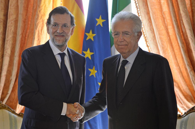 El presidente del Gobierno, Mariano Rajoy, saluda a Mario Monti, primer ministro italino. | Diego Crespo