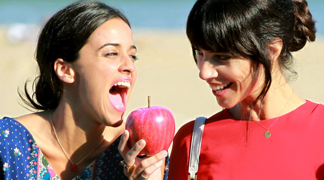 Las actrices Macarena Garca (izq.) y Maribel Verd presentan 'Blancanieves' en San Sebastin. | Efe