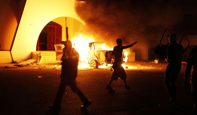 Los civiles han incendiado el cuartel de Ansar Al-Sharia. | Reuters