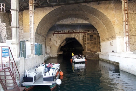 La entrada de la base secreta de submarinos. | F. Lpez-Seivane
