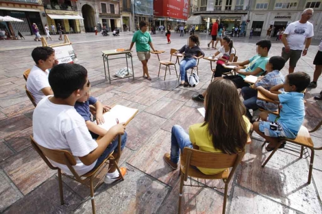Los alumnos afectados dan clase en la calle. | Jess Domnguez