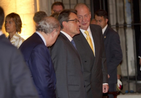 El Rey y Mas, junto al ministro de Interior, en Pedralbes. | J. Soteras