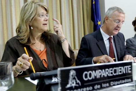 La ya ex diputada del PP Elvira Rodrguez junto al presidente de la comisin de Economa, Jess Caldera. | Efe