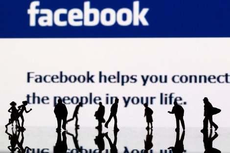 "Facebook te ayuda a conectar a la gente en tu vida".| Afp