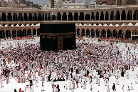 Peregrinos junto a la Kaaba en la Meca. | E.M.