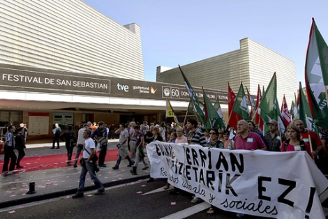Manifestantes frente al Kursaal de San Sebastin. | Efe VEA MS FOTOS