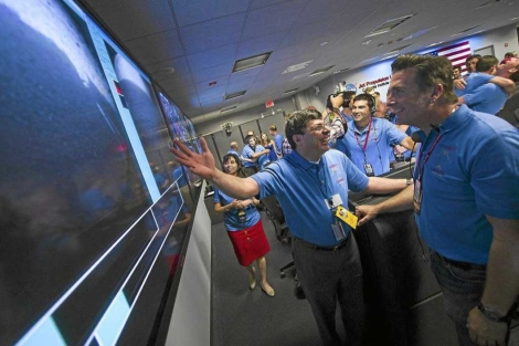 Miembros de la NASA del JPL celebran el aterrizaje de 'Curiosity'. | Reuters
