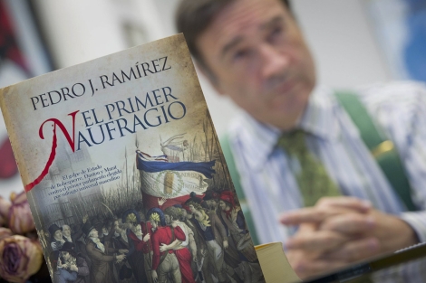 Pedro J. Ramrez y un ejemplar de 'El primer naufragio'. | Gonzalo Arroyo.