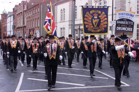 Desfile de la Orden protestante de Orange ante la iglesia de Drumcree, en Portadown. | E. M.