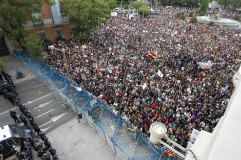 Cientos de manifestantes frente al cordn policial en Neptuno. | A. Cullar