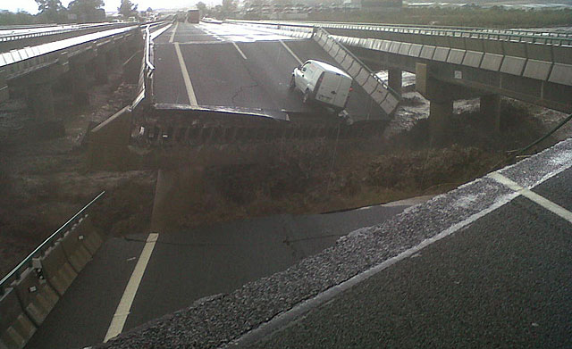 El derrumbe del puente de la A-7 entre Lorca y Puerto Lumbreras. | Imagen cedida por LVT Moto