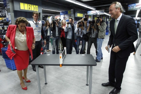 Barber y Fabra juegan al ping pong en la nueva tienda Decathlon. | Jos Cullar