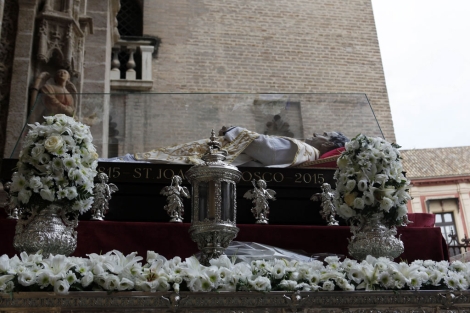 El paso que portaba las reliquias de San Juan Bosco, a su llegada a la Catedral. | E. Lobato
