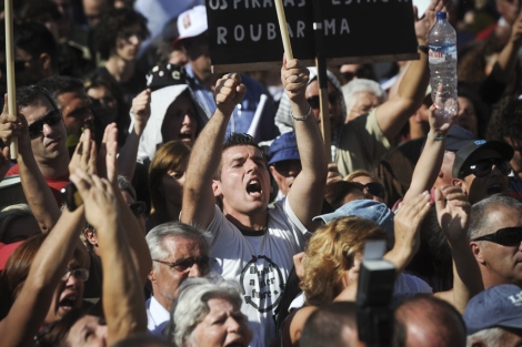 Miles de portugueses protestan contra los recortes en Lisboa. | Afp