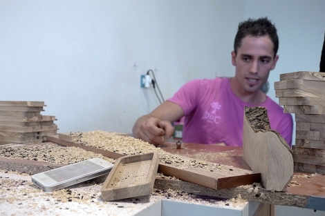 Uno de los empresarios de Doccases, en el taller en el que trabajan la madera. | M. Cuevas