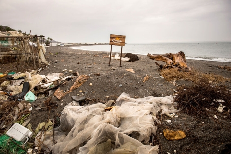 La playa de El Pozuelo de Albuol, cubierta de basuras. | ELMUNDO.es