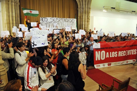 Los estudiantes protestando, en los salones del Rectorado. | J. G. Hinchado