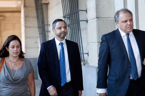 Fernando Mellet, en el centro, llega a los juzgados. | Esther Lobato