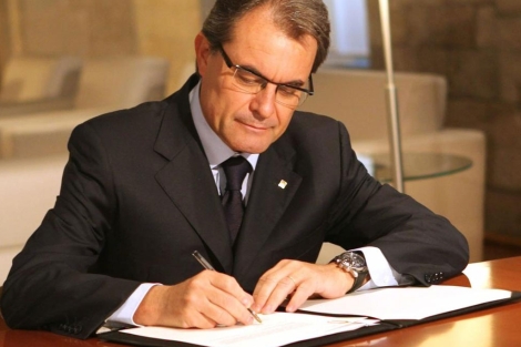 El presidente de la Generalitat firma el decreto de convocatoria de elecciones. | Efe