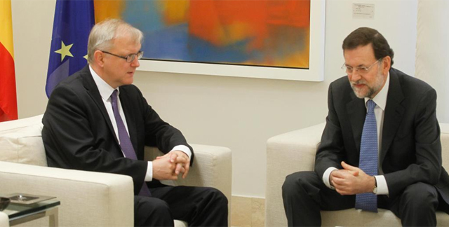 El comisario europeo de Economa, Olli Rehn, charla con Mariano Rajoy. | Jos Aym