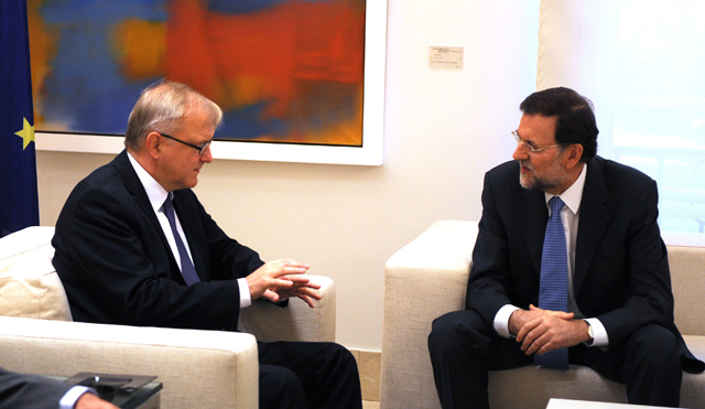 Mariano Rajoy y el Comisario Olli Rehn este lunes. | Foto: Afp