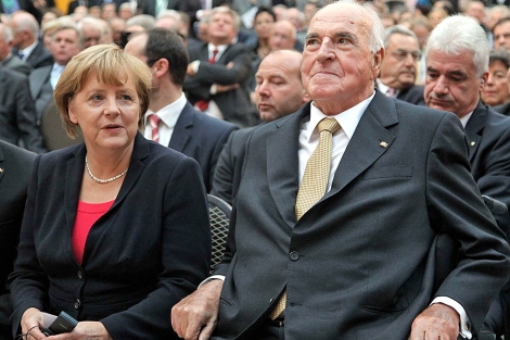 Helmut Kohl junto a Angela Merkel, en un homenaje al emblemtico dirigente, la semana pasada. | Afp