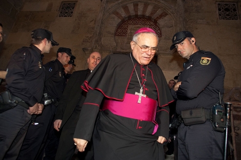 El Obispo de Crdoba, tras oficiar la misa por los nios. | Madero Cubero