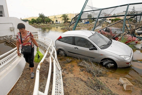 Una mujer pasa junto a una zona inundada de la localidad almeriense de Vera. | Efe