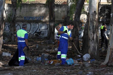 Operarios de Limasa limpian el camping de los Baos del Carmen. | Carlos Daz