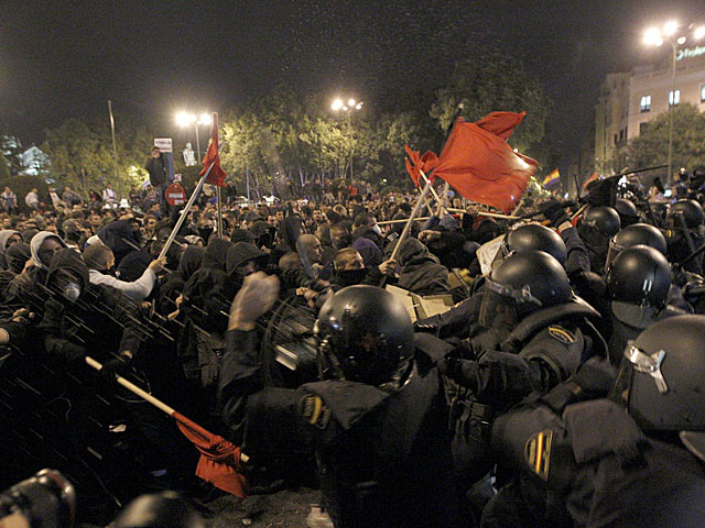 Policías en plena actuación en la noche del 25-S en Neptuno. | Alberto Martín / Efe