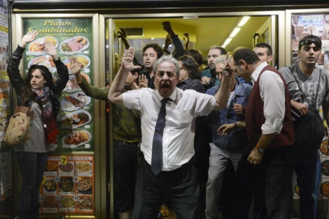 Alberto Casillas, en la noche del 25-S, intentando pacificar la situación. | AFP