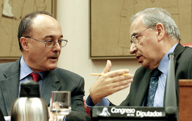 El gobernador del Banco de Espaa (izq.), con el presidente de la Comisin de Presupuestos, Alfonso Guerra. | Efe
