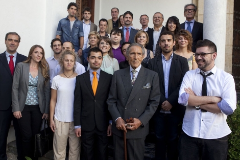 Antonio Gala, en el centro, rodeado de alumnos y patronos de su fundacin. | M. Cubero
