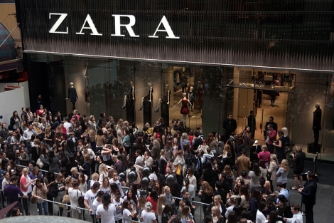 Clientes se concentran en la apertura de la tienda de Zara en Sidney.