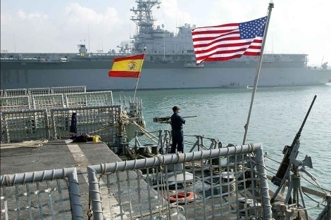 Las banderas espaola y estadounidense ondean juntas en Rota. | E.M.