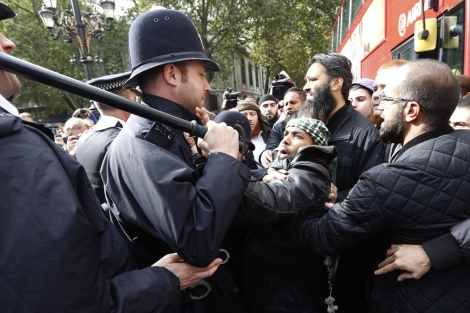 Policas mantienen el orden ante los seguidores de Hamza, a las puertas de la Corte de Londres. | Reuters